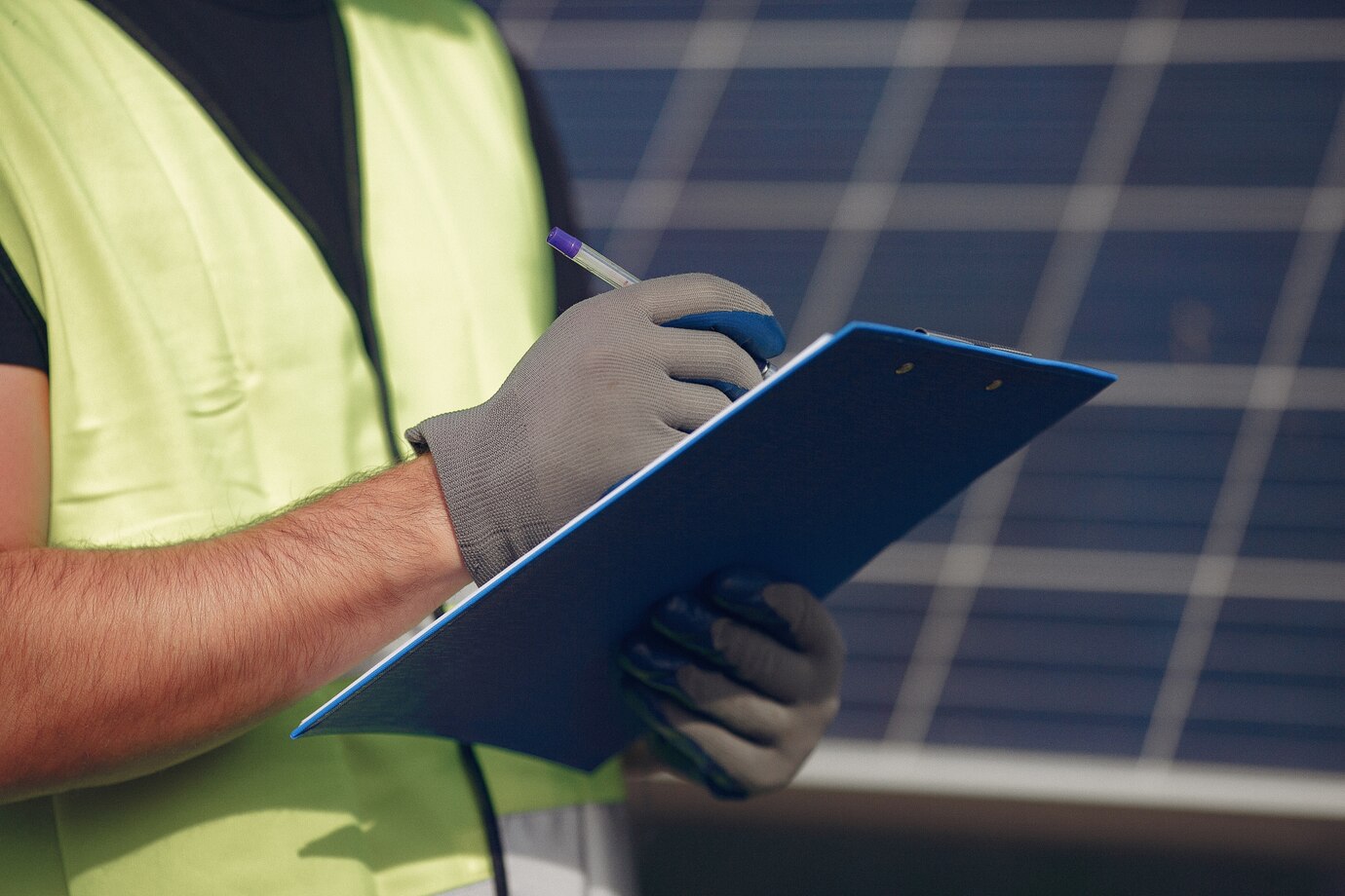 Consultor energético de Asergal analizando contratos de energía para autónomos en Galicia